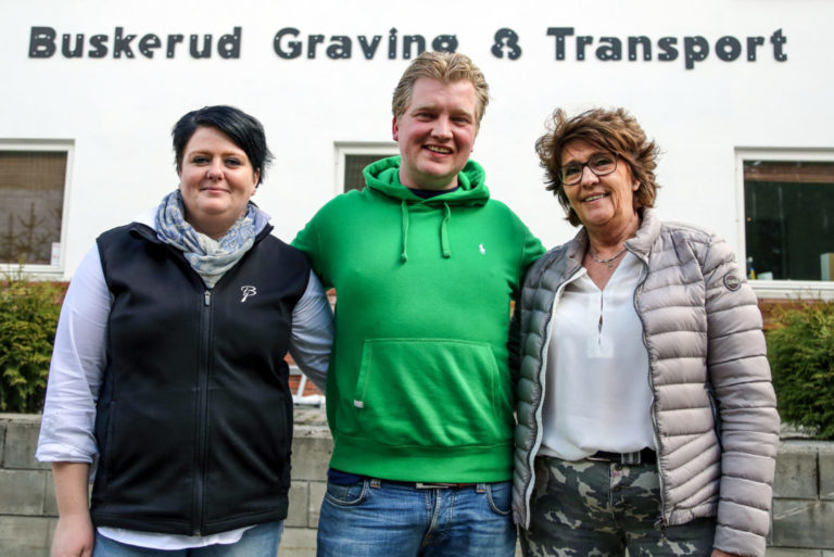 I GODT SELSKAP: Knut Andreas flankert av personal- og HMS-ansvarlig Stine Andersen (t.v.) og daglig leder Marianne Andersen i BGT AS. (Foto: Runar F. Daler).