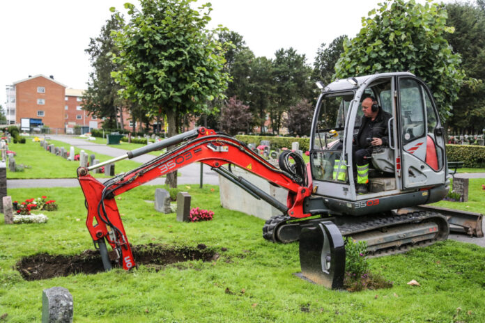 FRA JORD ER DU KOMMET…: Etter å ha vært 30 år i jobben og gravd 20 000 graver kjenner Rune Sem Oslos gravplasser som sin egen bukselomme. (Foto: Runar F. Daler).|«GRAVGRAVESKUFF»: Noe av hemmeligheten bak de loddrette
