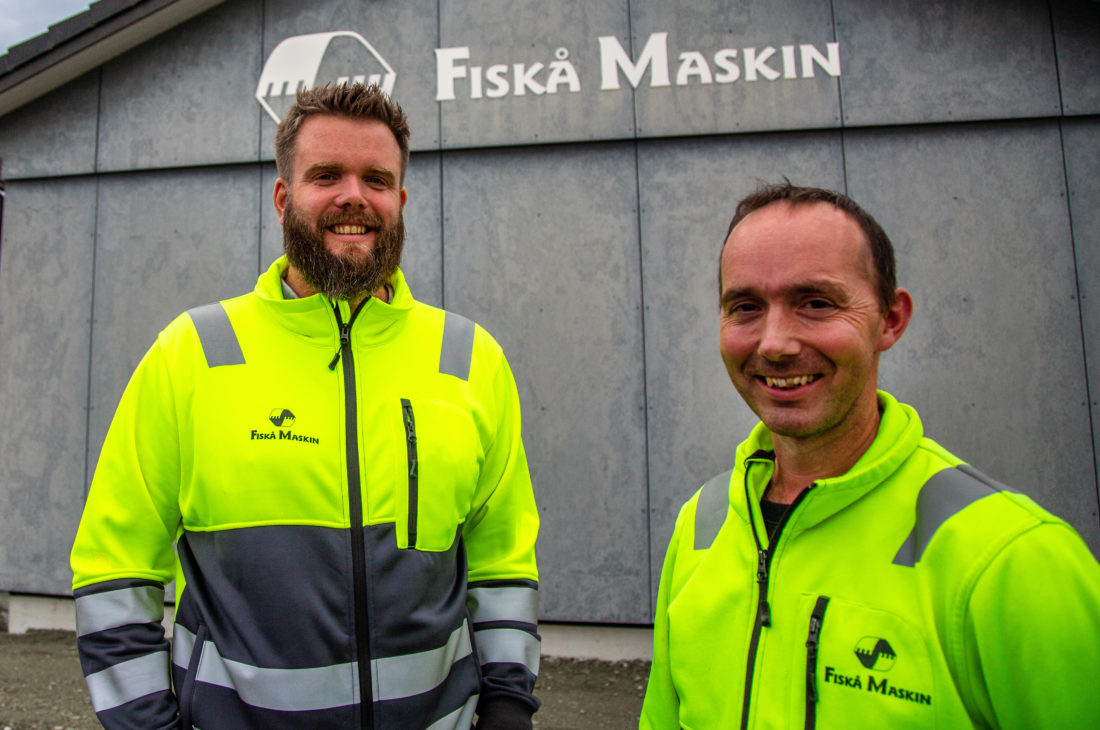 VIL HA PRAKTIKERE – Skolen er bygd for flinke hoder, men ikke for flinke hender, sier daglig leder Jan Gaute Krogevoll (t.v.). Det er kanskje litt av grunnen til at Fiskå Maskin gjerne tar inn dem som ikke er så skoleflinke. Etter at Gunnar Erevik (t.h.) kom inn som lærlingeansvarlig for tre år siden, har det også blitt meget god struktur på opplæringen i bedriften. (Foto: Runar F. Daler).