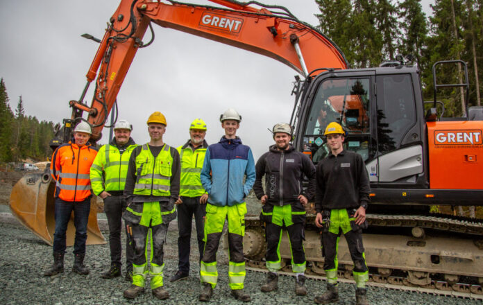 FORNØYD GJENG: Fra venstre: Rune Sørli (OKAB), Pål Rustad (faglig leder), Emil Eggen (lærling), Karstein Singstad (daglig leder), Jonas Frengen (lærling), Aleksander Henriksen (lærling) og Adrian Stenseng (lærling). (Foto: Runar F. Daler).