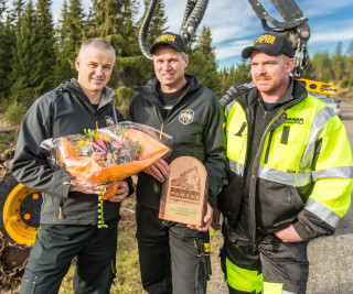 Overlevering av maskin og blomster.