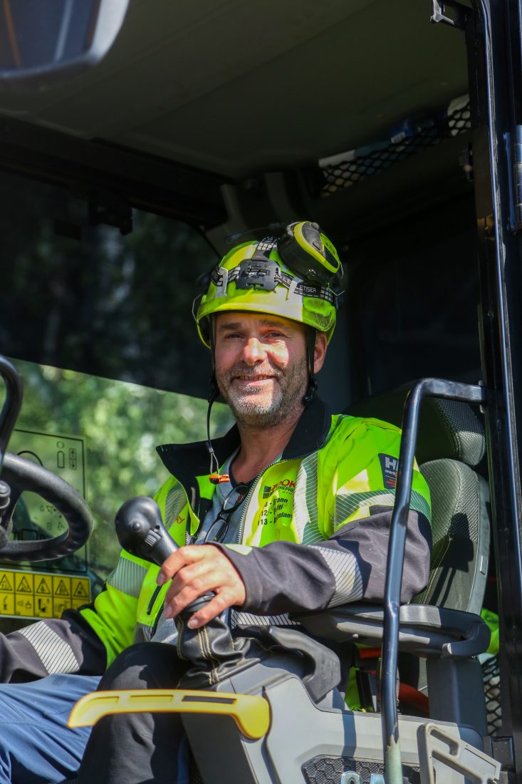 SNAKK MED NOEN: Hvis man har tunge og vonde tanker, så husk at det å snakke med noen kan være redningen, er oppfordringen fra Henry. (Foto: Runar F. Daler)