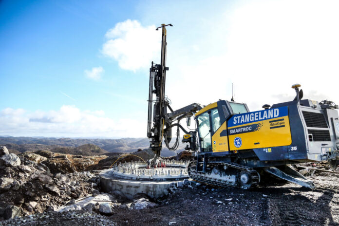 Totalt 50 slike betongfundamenter må på plass, ett til hver vindturbin. Hvert fundament festes med 56 stag, eller fjellbolter, med diameter ø56mm, som bores ca. 10 meter ned i fjellet. (Foto: Runar F. Daler).