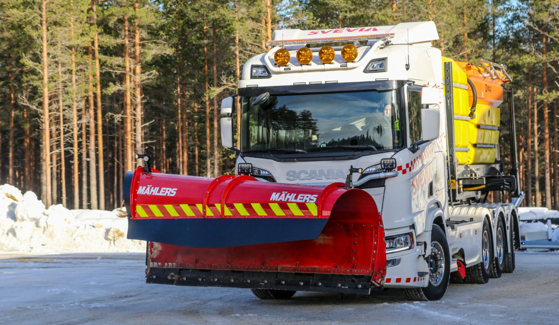 Elise er arbeidsleder og lastebilsjåfør for Svevia. Her kjører hun en Scania 540.