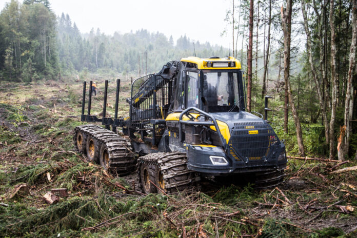 10 hjul gir vesentlig lavere marktrykk enn 8 hjul. Det kan redusere kjøreskadene i skogen. (Foto: Runar F. Daler).||Prosjektleder fra Norskog