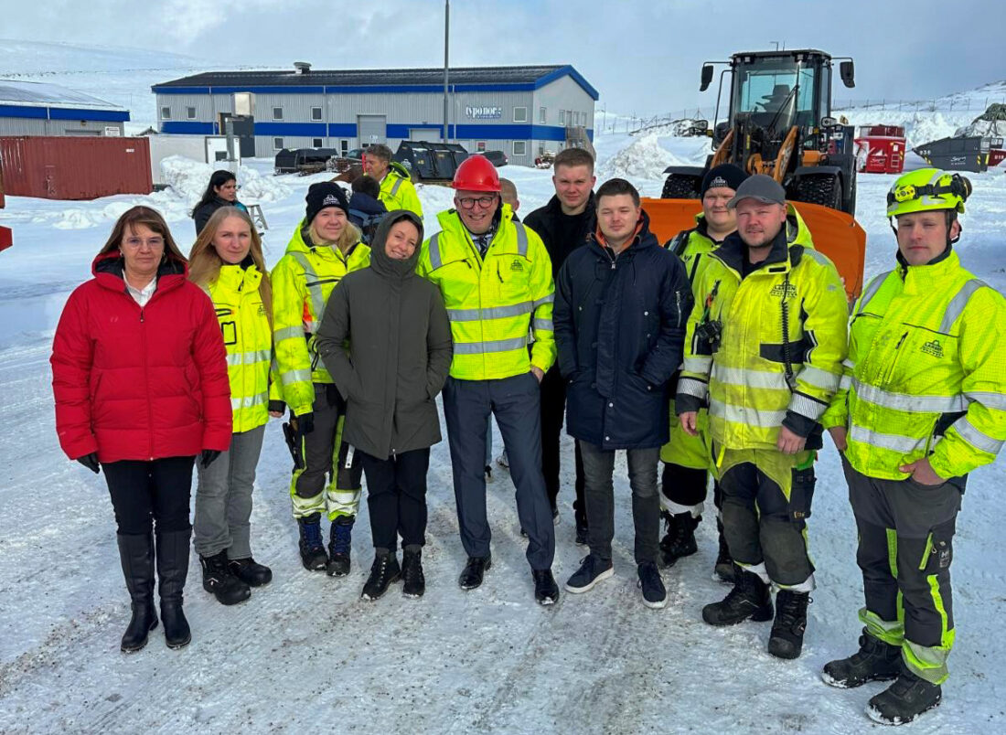 Olje- og energiministeren og daglig leder for Arctic Energy Partners fikk møte flere av de ansatte i Larsen Maskin & Transport. (Foto: Larsen Maskin & Transport)
