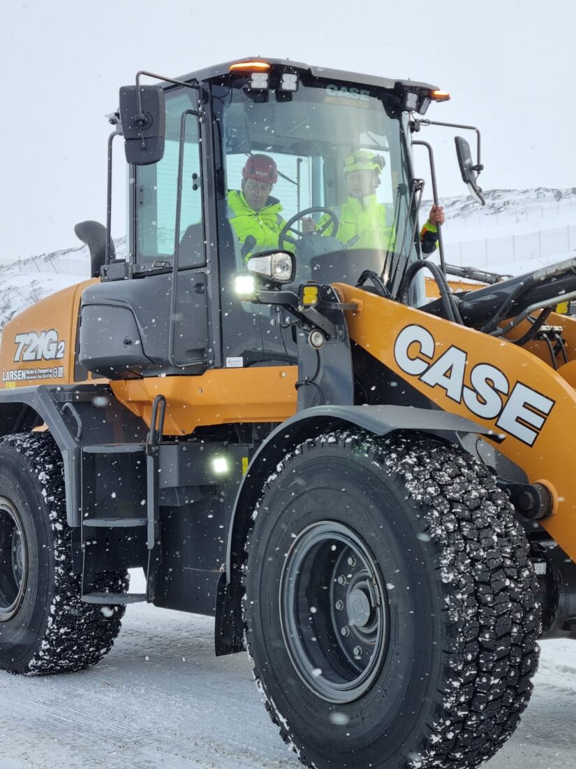 Ministeren fikk prøve seg som hjullasterfører på lukket område og under kyndig veiledning av maskinfører og hovedtillitsvalgt, Magnus Dalheim. (Foto: Larsen Maskin & Transport)