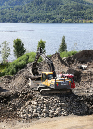 M. Dobloug har gravd ut ca. 10 000 kubikkmeter masser for fundamentering av bygningene på tomta, og mesteparten av dette går med til å heve resten av tomta ca. én meter. Dette på grunn av flomfaren siden tårnet bygges helt inntil Mjøsa. (Foto: Runar F. Daler).