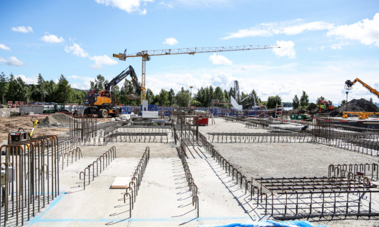 Her gjenstår det bare å støpe bunnplate før selve trekonstruksjonen kan begynne å reise seg. (Foto: Runar F. Daler).