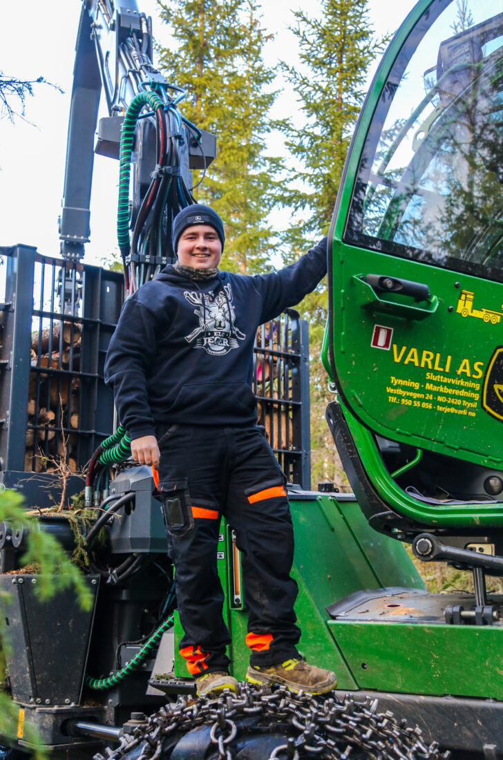 Lærling Sander Ørbak er strålende fornøyd med å få kjøre en splitter ny lassbærer fra John Deere. (Foto: Runar F. Daler)
