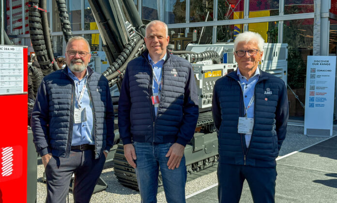 Bildet ble tatt noen få timer etter at Åsane Mek Industri hadde inngått avtale med Comacchio om å bli importør. Avtalen ble signert på Bauma. Fra venstre: Tore Tvedt, selger, Vegard Edvardsdal, daglig leder, og Øyvind Edvardsdal, styreleder. (Foto: Njål Hagen)