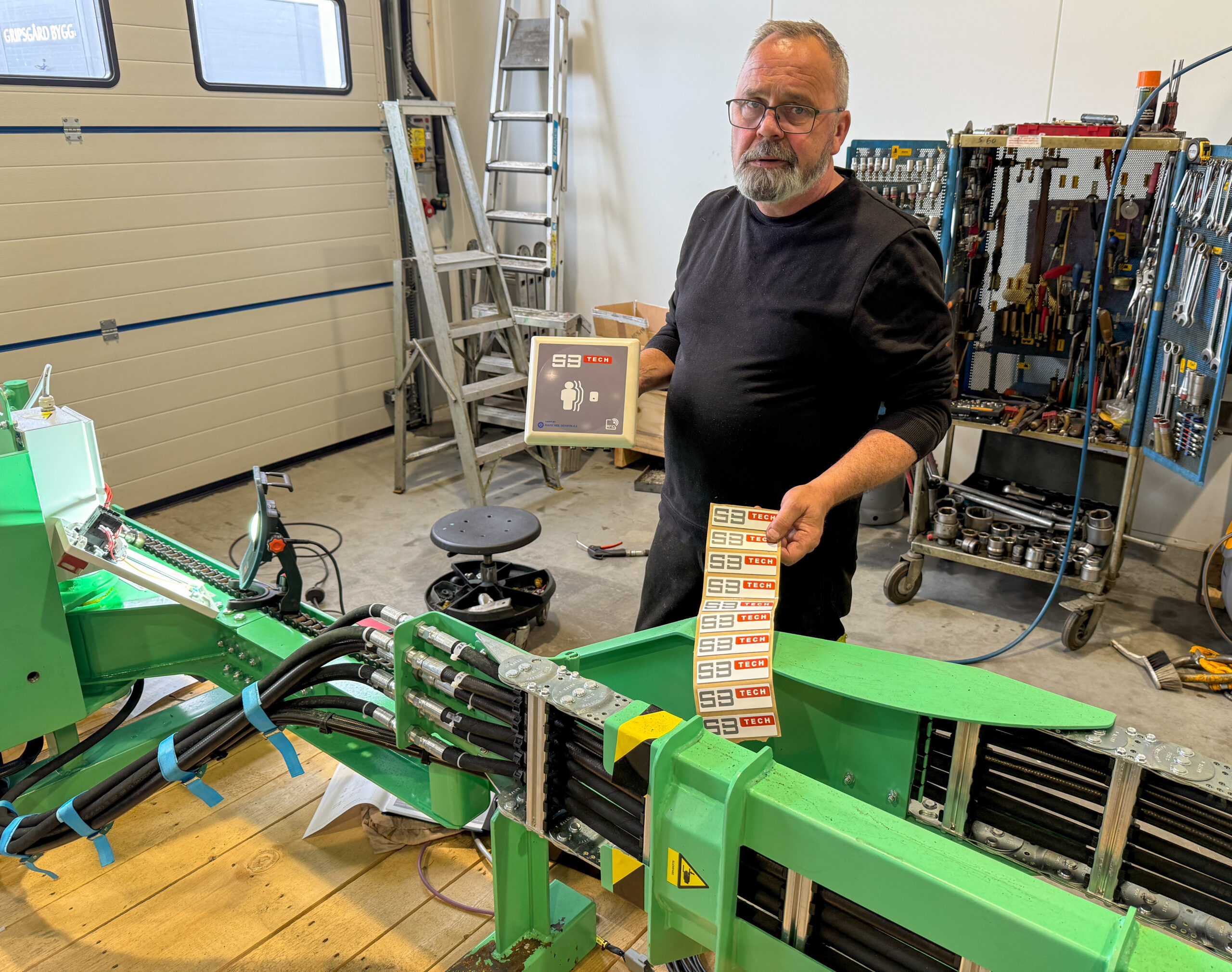 Tore Tvedt med elektronisk «sikkerhetsbur» som monteres på et Montabert-tårn som skal ut til kunde. (Foto: Njål Hagen)