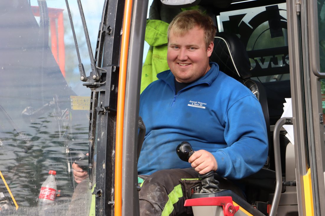 Henrik Jonassen, maskinfører hos Åsmund Pettersen & sønner AS, satte seg i Volvo EC250EL-graveren dagen etter at de verste nedbørsmengdene hadde gitt seg. Fire dager senere begynner han å nærme seg slutten på den skadede veien. (Foto: Njål Hagen)