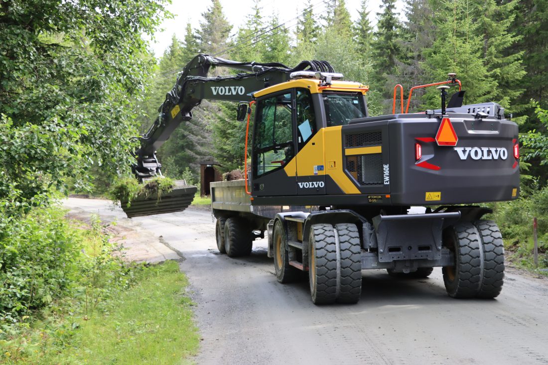 Maskinfører Robert Skoglund i Åsmund Pettersen & sønner AS, og hans nye Volvo EW160E, i gang med å rydde opp veibanen og grøfter på Kjølvegen i Brandbu. (Foto: Njål Hagen)