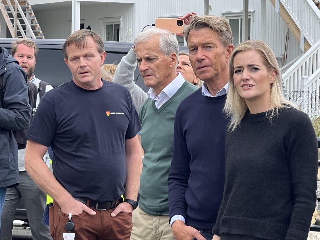 Arne Olav Olsen (t.v.), enhetsleder samferdsel og park i Gran kommune, forklarer statsminister Jonas Gard Støre, olje- og energiminister Terje Aasland og justis- og beredskapsminister Emilie Enger Mehl, om flommens ødeleggelser i kommunen, og om hvordan flomsikringen i Brandbu reddet området. (Foto: Njål Hagen)