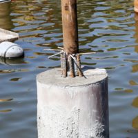 STÅLKJERNEPÆL: Her stikker selve stålkjernen opp, mens foringsrøret er gjemt (støpt) nede i omstøpningsrøret ytterst. (Foto: Runar F. Daler).