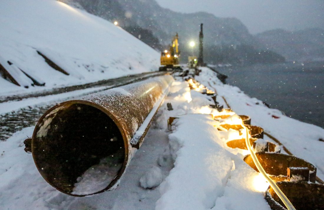 Spuntrørene hektes sammen i en slisse – som not og fjær – slik at det blir helt tett, og det blir også gyst nedi slissene. (Foto: Runar F. Daler)