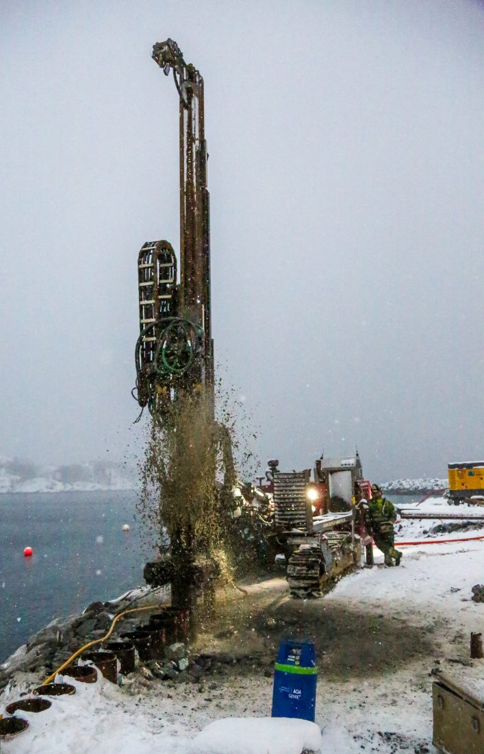 Da Anleggsmaskinen er på besøk er ca. 80 prosent av spuntveggen ferdigstilt. (Foto: Runar F. Daler)
