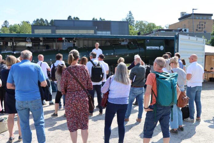 Sandefjordselskapet SoilSteam har utviklet dampvaskeren SoilSaver. Tidligere i sommer ble maskinen fremvist for politikere, byggherrer, entreprenører med flere på NMBU i Ås. (Foto: Njål Hagen)