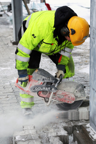 En stein tilpasses og skjæres manuelt.