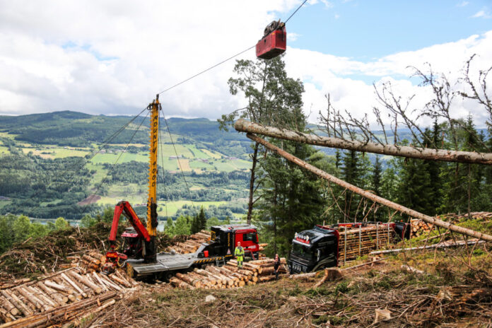 TAUBANE: T. Frivik Taubanedrift AS ble opprettet i 2004. I dag er selskapet landets største innen taubanedrift. Her fra Tretten i sommer. (Foto: Runar F. Daler).|EFFEKTIVT: Kvistaggregatet