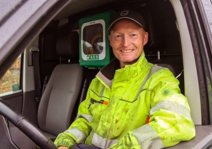 Bergsprenger Ole Petter Gansmo har investert i en hjertestarter i varebilen sin (i det grønne skapet mellom setene). – Det var på tide å gjøre min arbeidsplass tryggere, sier han. (Foto: Runar F. Daler)