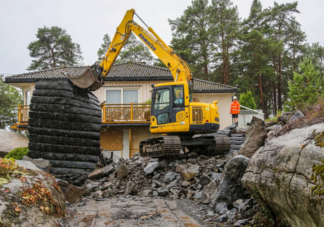 – Vi er i en bransje der vi ofte jobber kronglete til, hvor det ikke nødvendigvis er så enkelt å komme til med redningsutstyr. Jeg anbefaler alle om å anskaffe seg hjertestarter. Den kan redde et liv! sier Ole Petter Gansmo. (Foto: Runar F. Daler)