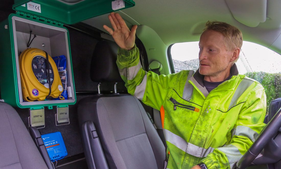 Hjertestarteren må oppbevares ved temperatur på minimum fem grader. Derfor oppbevares den inne i et varmeskap. Under skapet er det montert en strømomformer. Legg også merke til posen med barberhøvler inne i skapet. (Foto: Runar F. Daler)