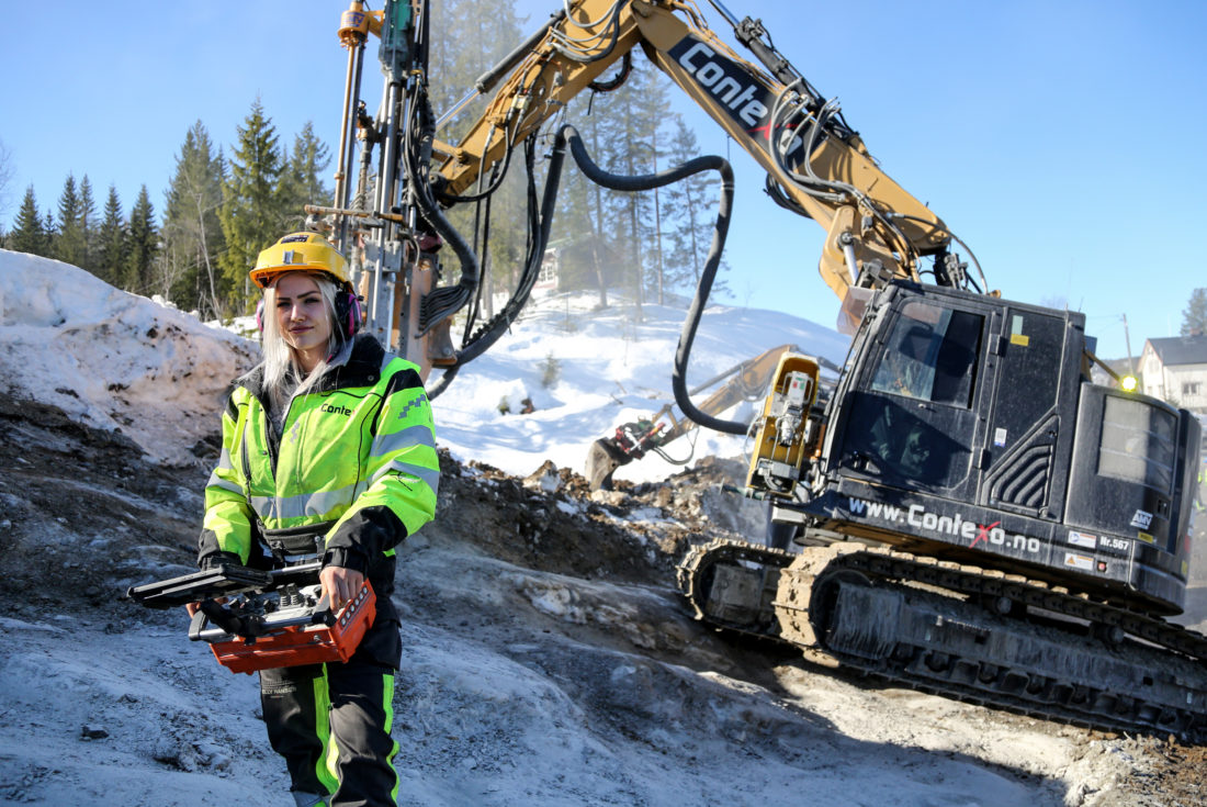 Emilie i aksjon på Tonsåsen i Valdres. (Foto: Runar F. Daler).