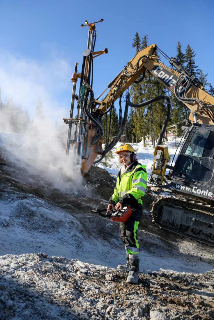 Emilie i aksjon på Tonsåsen i Valdres. (Foto: Runar F. Daler).