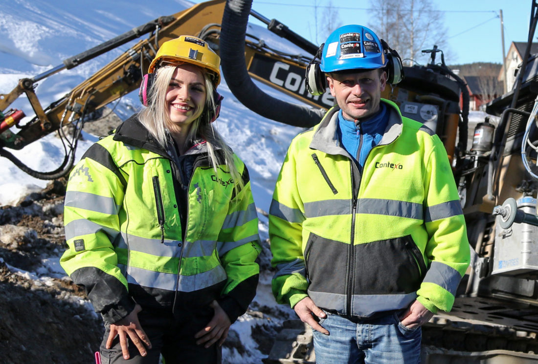 BRA FOR MILJØET: Det er svært positivt for arbeidsmiljøet å få inn en jente på anlegget, ifølge Flemming Roa, maskinsjef, anleggsleder og lærlingeansvarlig i Contexo. – De hjelper til mer også. Til å begynne med, da Emilie begynte her, sloss de nesten om å få ha henne med i bilen, ler han. (Foto: Runar F. Daler).
