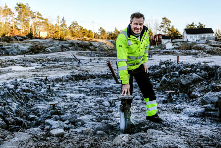 PELER: Inge Lauritsen og Vestviken Brønnboring satte ned 36 stålkjernepeler til fjell, 12 til hver av tre hyttene som krevde denne typen fundamentering. De resterende tomtene ble traua ut og steinsatt. (Foto: Runar F. Daler).