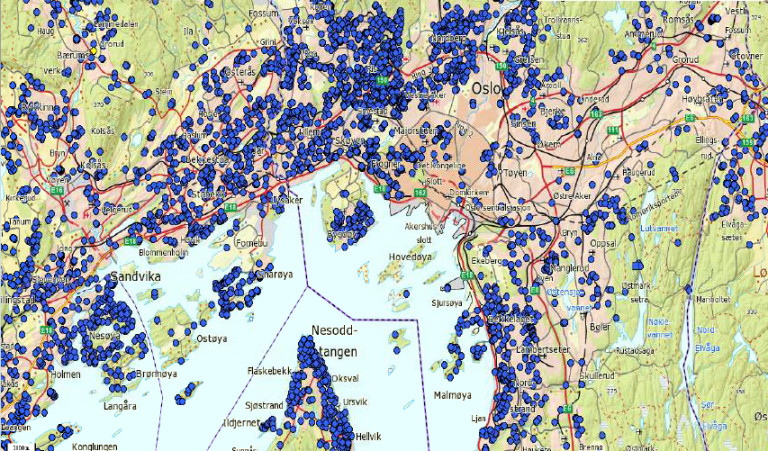 De blå prikkene på kartet viser eksisterende energibrønner i Oslo og omegn. Data hentet fra Den nasjonale grunnvassdatabasen (GRANADA).