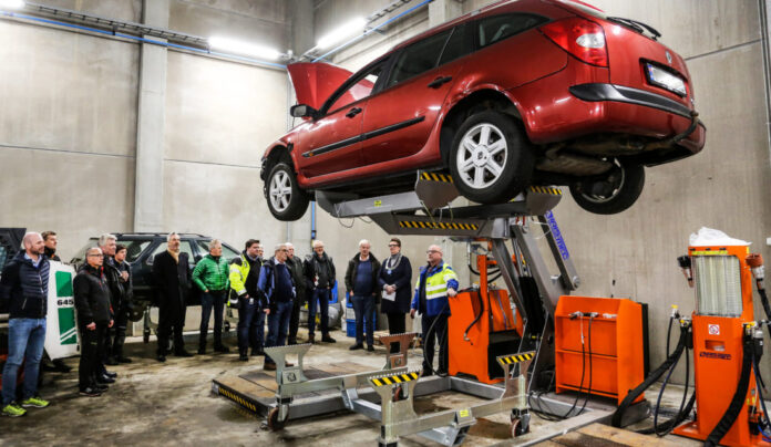 VED VEIS ENDE: Her står en slukøret gammel Renault klar for bli tappet for alle slags væsker