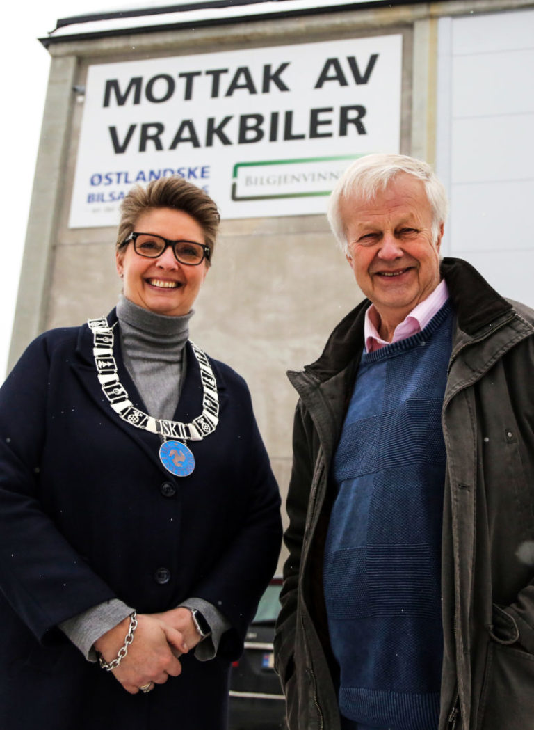 STRÅLER OM KAPP: Ordføreren i Ski kommune, Hanne Opdan, og daglig leder i Follo Truckutleie, Bjørn Arvid Prytz, var i strålende humør på åpningsdagen. (Foto: Runar F. Daler).