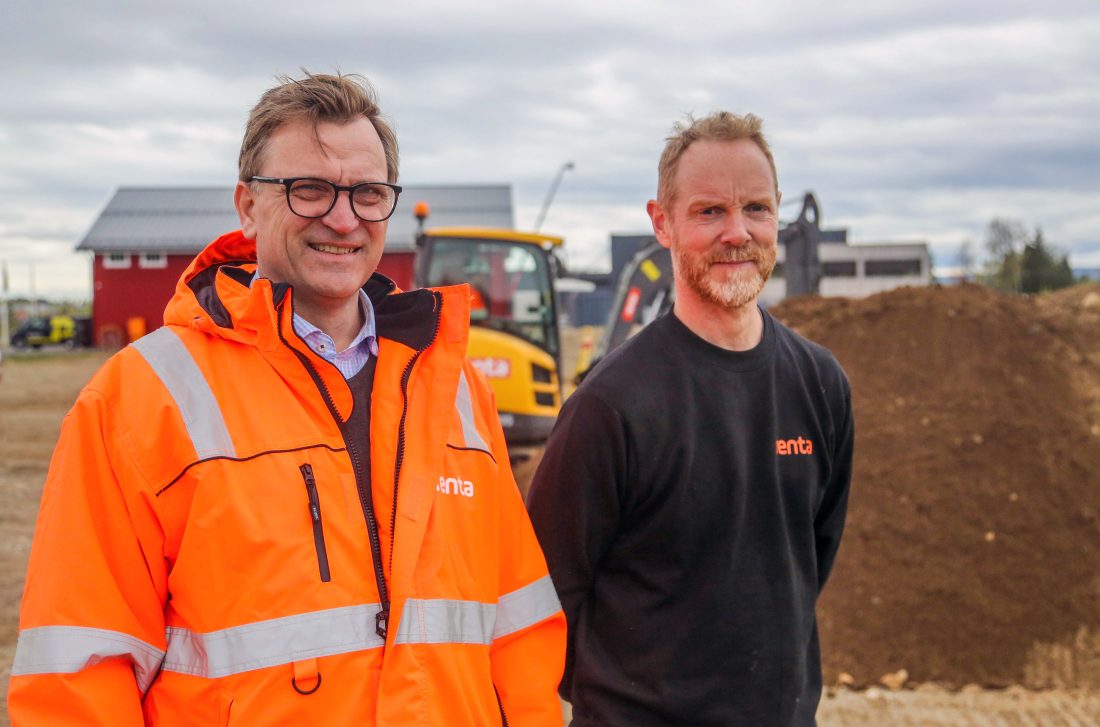 – Vi støtter med dette opp om den svært viktige rekrutteringen til bransjen vår, sier avdelingsleder ved Renta Gardermoen, Eivind Brænden (t.v.). Her sammen med lagersjef Kristian Baarstad. (Foto: Runar F. Daler)