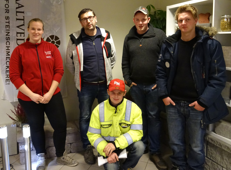 NY KLASSE: Her den nye klassen på fabrikkbesøk: (F.v.) Martine B. Bratsberg, Roar Kjendalen (lærer), Erik L. Jørgensen, Steffen Haugerød, og (på kne) Henrik Rønningen. Fraværende: Knut Henning Stoa.