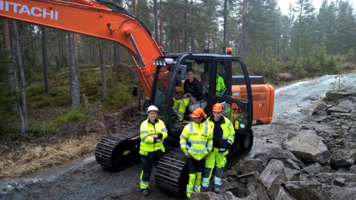 PRAKSIS: Her er den nye klassen ute i skogen og får praksis på maskinkjøring. Fra venstre: Martine B. Bratsberg