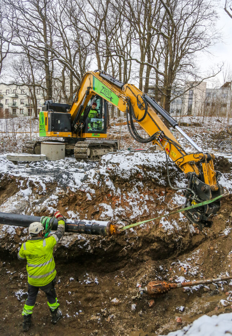 Spillvannledningen blir løftet ned i grøfta, for å koble det til baksiden av rømmekrona, som ligger klar nede til høyre i bildet. (Foto: Runar F. Daler)