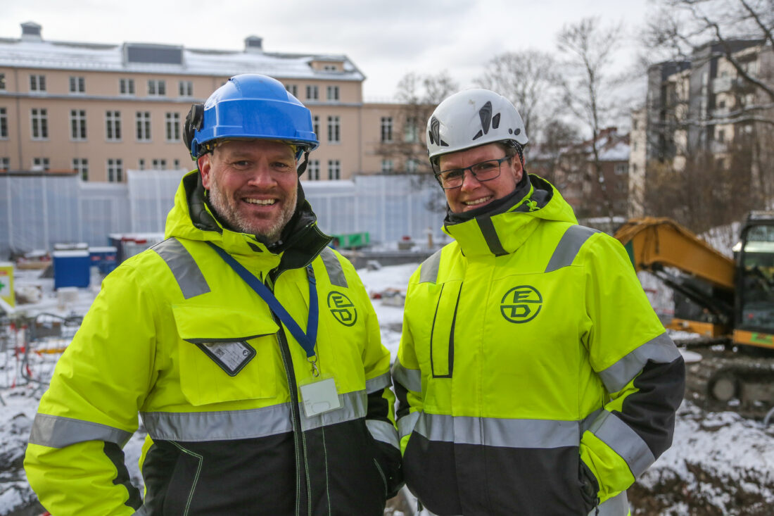 – Dette er en etterlengtet rigg, som er spesielt aktuell i bymiljøer med strenge miljøkrav og liten plass, som her på Carl Berner i Oslo, sier daglig leder i Eco Drilling, Roger Trøsviken. Her sammen med HMS- og kvalitetssjef Ingvild Aaserud. (Foto: Runar F. Daler)