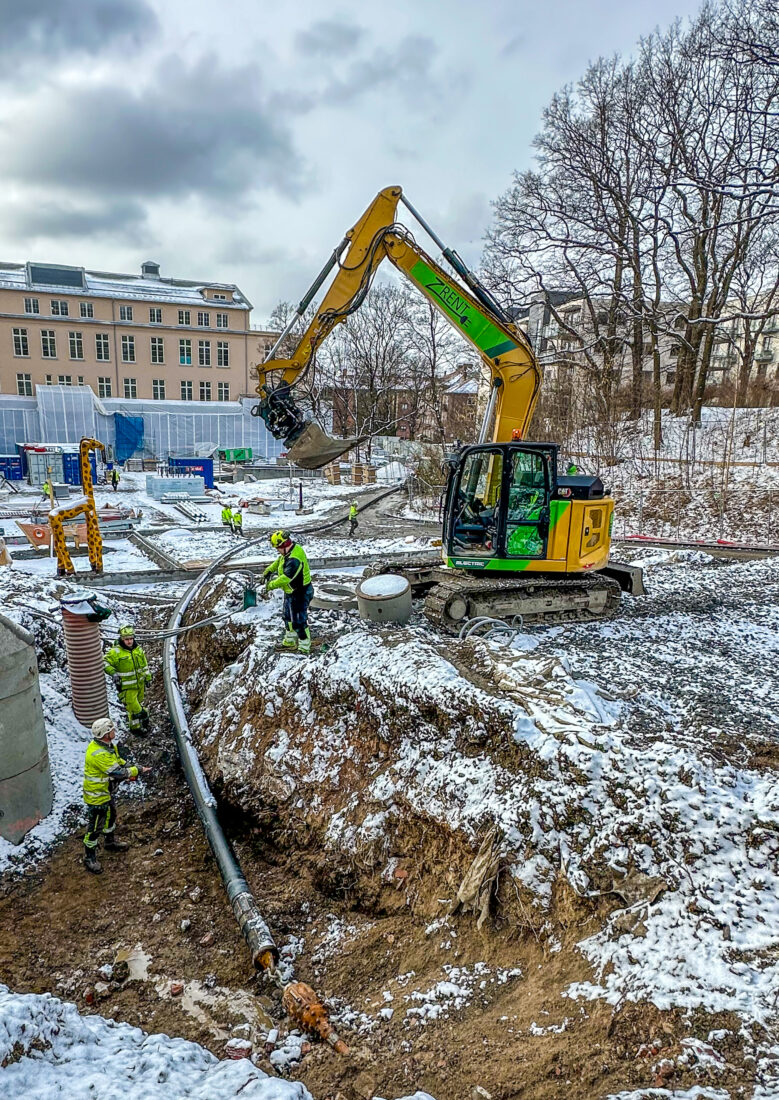 Vannledningen trekkes sakte, men sikkert tilbake gjennom utvidede hullet. Det foregår smidig og effektivt, og riggen arbeider jevnt og trutt, helt uten utslipp. (Foto: Runar F. Daler)