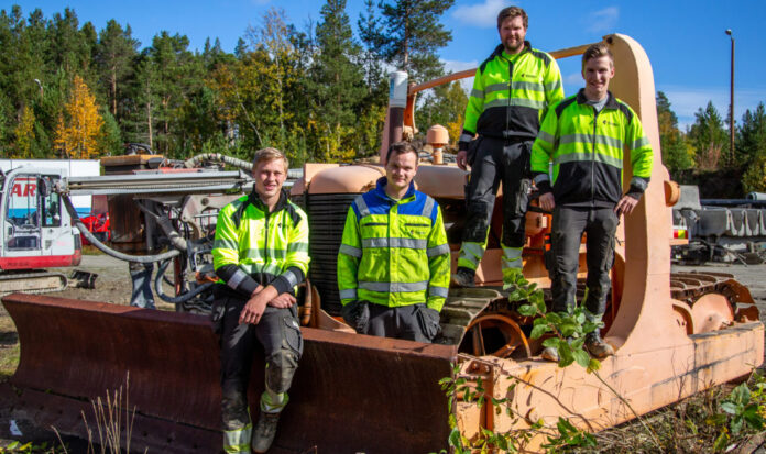 FORTID OG FREMTID: De fire anleggsmaskinførerlærlingene står oppå den aller første bulldoseren grunnlegger Leif Ramlo kjøpte i 1949, en Allis Chalmers modell HD10, som med alt utstyr på plass veide 14 tonn og kostet 85.000 kroner. Fra venstre: Erlend Gjelten, Martin Westvold, Sverre Moltu og Henrik Rønningen. (Foto: Runar F. Daler).