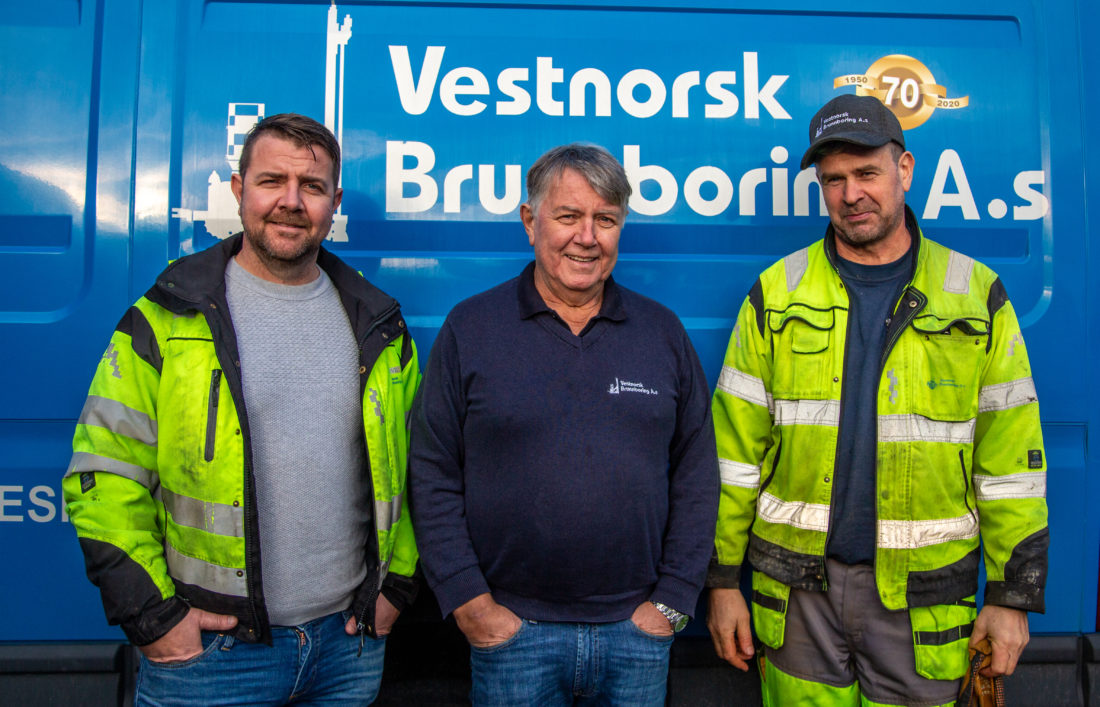 RUTINERT TROIKA: Med henholdsvis 24, 51 og 31 års fartstid i bedriften er daglig leder Yngve Sæterstøl (f.v.), styreformann Helge Sæterstøl og brønnborer og tillitsmann Mats Johansson en rutinert gjeng. (Foto: Runar F. Daler).