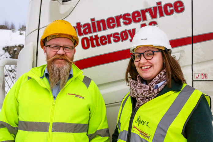 SATSER: Daglig leder Tom Richard Hamland og HMS-ansvarlig Helene Øyangen Lindberg har tro på at markedet for plastgranulat vil vokse. Ambisjonen er derfor å utvide driften med flere nye granuleringslinjer for å kunne produsere flere ulike fraksjoner. (Foto: Runar F. Daler).|VIDUNDERMASKIN: Hjullasteren heller grovkvernede plastrør på samlebåndet. I den andre enden fyker det ut små plastkuler – granulatet – som automatisk blir lastet opp i store sekker. (Foto: Runar F. Daler).|FRA TAU: Helene Øyangen Lindberg holder opp en håndfull grønne plastgranulat fra tauverk