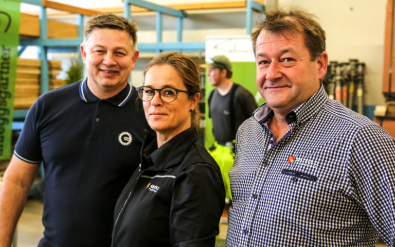 KLOKKETRO: Opplæringskonsulent Geir-Inge Mosling i OKAB, Katrine Gustavsen, rådgiver i opplæringsavdelingen i Østfold, avdeling naturbruk og Magne Hagen, fagkoordinator for bygg og anleggsteknikk i Østfold har alle stor tro på dette konseptet. (Foto: Runar F. Daler).