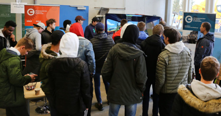 SUKSESS: OKABs splitter nye anleggsmaskinsimulator var populær blant elevene. (Foto: Runar F. Daler).