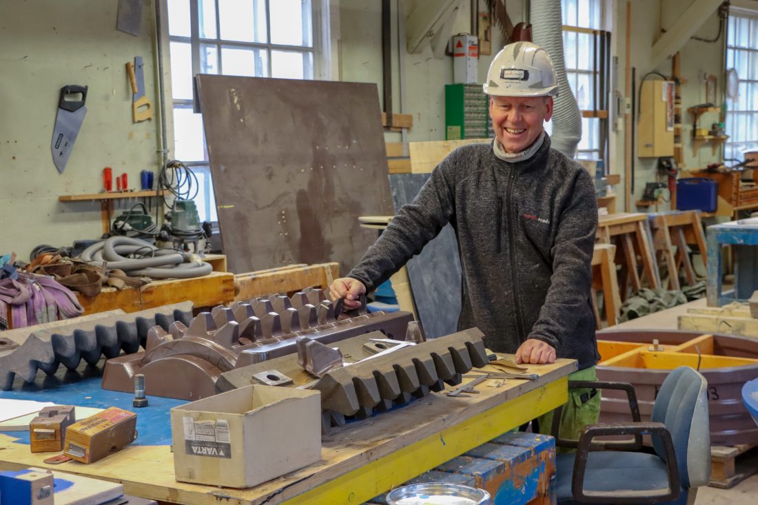 John Kåre Jårvik bygger nøyaktige modeller i tre. Disse brukes til å forme sanden som blir støpeformer. Tre-modellen på bordet er snart klar til bruk. (Foto: Njål Hagen)