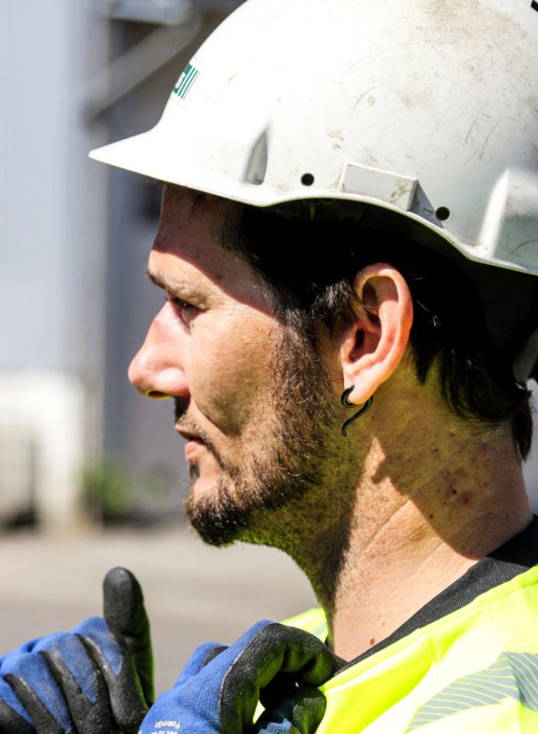 Morten ble fast ansatt som driftsoperatør i hos Franzefoss Gjenvinning i Kristiansand bare et par dager før Anleggsmaskinen var på besøk. (Foto: Runar F. Daler).