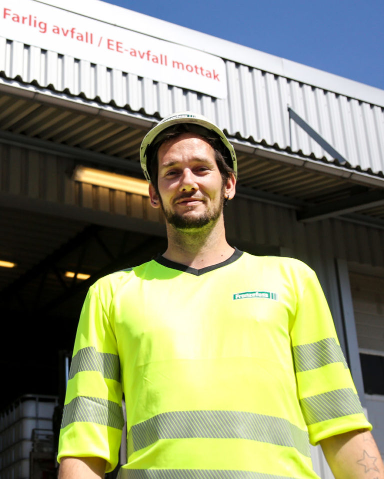 – Det er greit å ha et høyt energinivå, så lenge man bruker det til noe positivt, smiler Morten. Han tilbringer mesteparten av arbeidsdagene i hallen for farlig avfall i bakgrunnen. (Foto: Runar F. Daler).