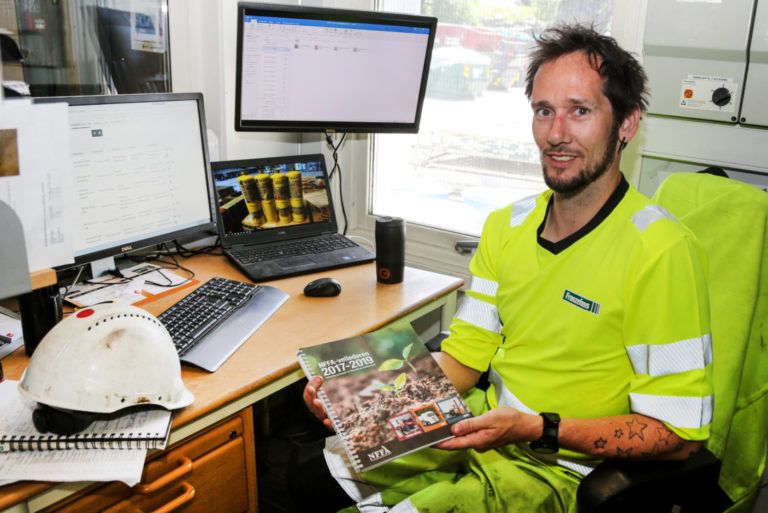 – Jeg vet ikke helt hvor det kommer fra, men jeg har en skikkelig stå-på-vilje og en evne til å lære meg ting, sier Morten fornøyd. Her viser han fram en veileder fra Norsk forening for farlig avfall, som ha bare kaller for «bibelen». (Foto: Runar F. Daler).